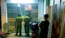 Nữ chủ quán cà phê gục chết bên con dao dính máu